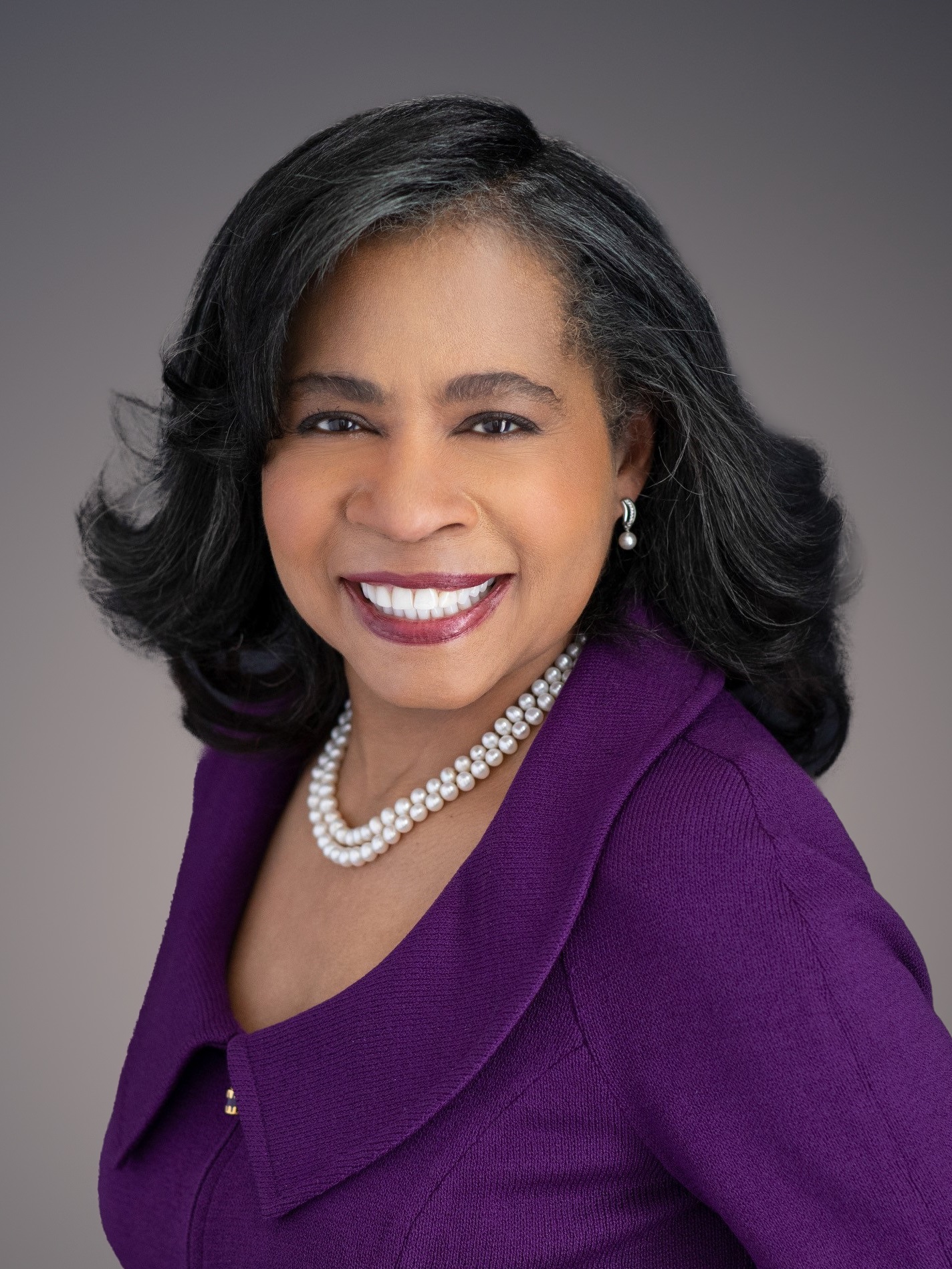 Headshot_Board_Leslie Thornton.jpg