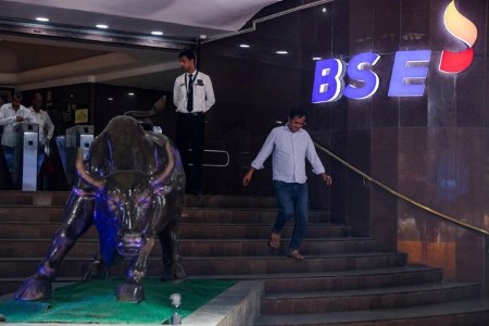 INDIA STOCKS-HDFC Bank powers Indian shares to record highs