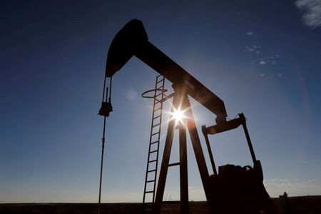 UPDATE 2-Oil rises on US crude inventory draw, Mideast tensions